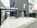 木調の差し色が引き立つモノトーンにまとめた新築外構