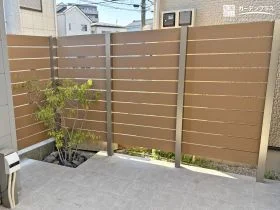 やわらかな木目と植栽がつくる、くつろぎのプライベート空間[施工後]