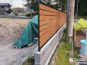 玄関まわりに安心感とあたたかみを添える目隠しフェンス[施工後]