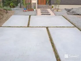 目地デザインがおしゃれな駐車スペース[施工後]