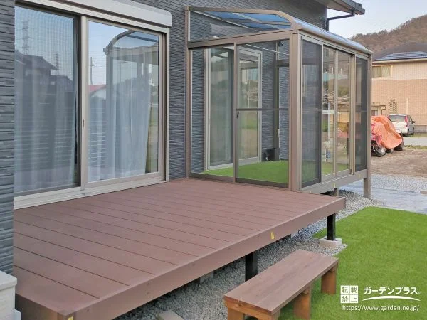 くつろぎと機能がつながる、あたたかな屋外リビング