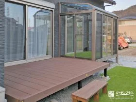 くつろぎと機能がつながる、あたたかな屋外リビング