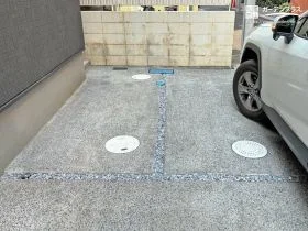 暮らしに寄り添うシンプルな駐車スペース[施工後]