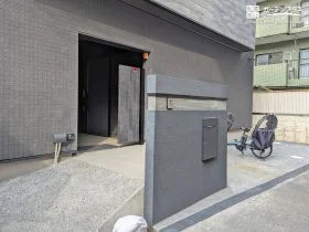 自転車もスムーズに。家族の暮らしに寄り添うスロープ付きの新築外構