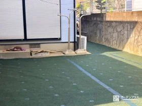 落ち着いたグリーンの色合いで景観に馴染む防草シートの敷設工事