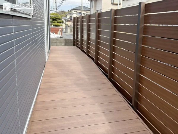 毎日の動線をやさしくつなぐ、スロープ付きウッドデッキ