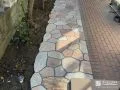 玄関アプローチに乱形石を貼り彩り豊かで歩きやすく仕上げた工事