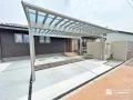 直線の美しさが際立つ、すっきりとした駐車スペース