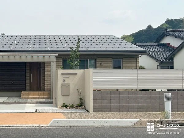 街に馴染む、やさしいトーンの門まわり
