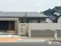 街に馴染む、やさしいトーンの門まわり