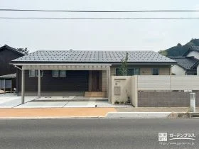 平屋ならではの佇まいをスマートに引き立てる新築外構