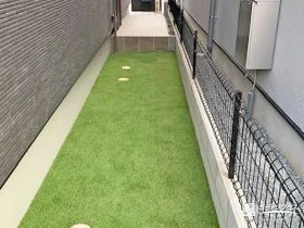 緑を楽しみながらメンテナンスも軽やかに、人工芝でつくる快適なお庭[施工後]