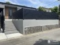 視線をさえぎり、安心感をプラスする目隠し塀と階段アプローチ