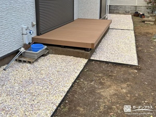 明るいお色味のウッドデッキと化粧砂利でお庭を明るく整えた工事