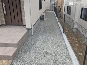 すっきり美しく、雑草対策にも配慮した犬走り[施工後]