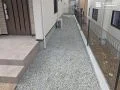 すっきり美しく、雑草対策にも配慮した犬走り
