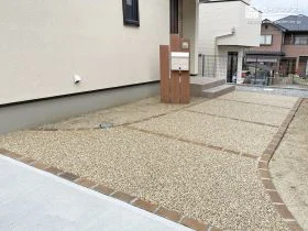 旗竿地でも華やかに。門まわりにこだわった新築外構
