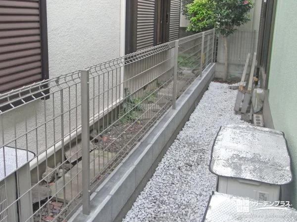 メッシュフェンスですっきりと境界を区切り整った印象にした工事