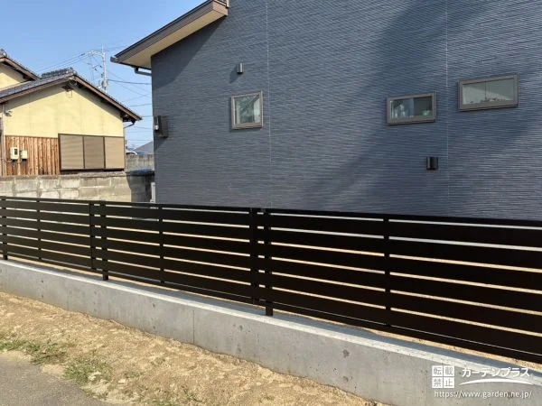 お住まいの外観に調和するフェンスとテラス屋根の設置工事