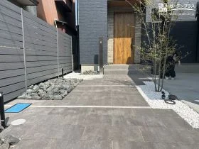 シンプルながらも奥行きとリズム感のあるアプローチ[施工後]