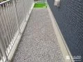 白砂利で明る雑草対策をした犬走り