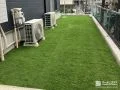 緑鮮やかな人工芝と明るい白砂利で雑草対策をしたお庭工事