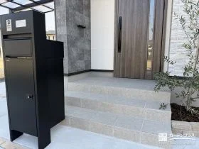 荷物の受け取りも非対面で安心の機能門柱[施工後]