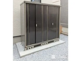 お庭の一画にシックなブラウンカラーの物置を設置[施工後]