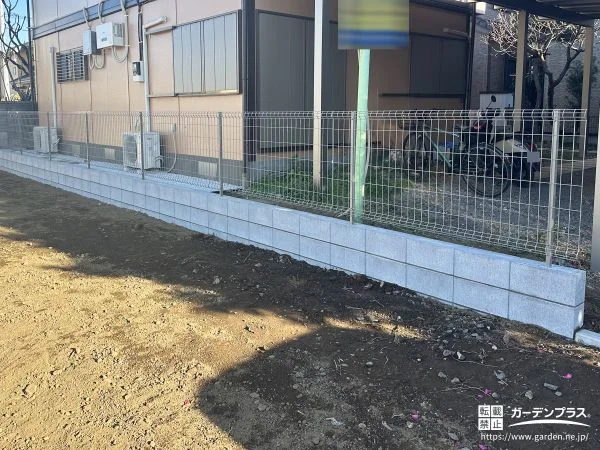 敷地の境界にブロックを積み上から軽やかなフェンスを付けた工事