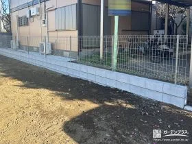 敷地の境界にブロックを積み上から軽やかなフェンスを付けた工事