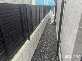 敷地境界にシンプルなデザインのフェンスを設置[施工後]