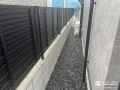 敷地境界にシンプルなデザインのフェンスを設置