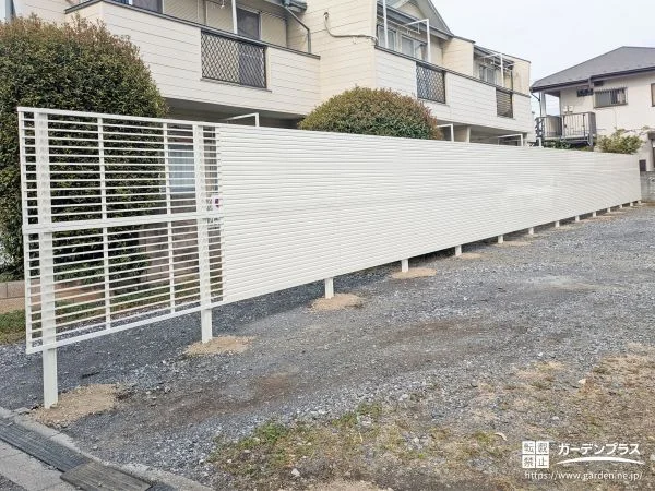 2種類のフェンスを組み合わせて設置しすっきり目隠しをした工事