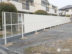 2種類のフェンスを組み合わせて設置しすっきり目隠しをした工事