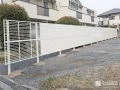 2種類のフェンスを組み合わせて設置しすっきり目隠しをした工事