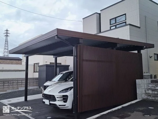 目隠しと安心感を両立するスタイリッシュカーポート