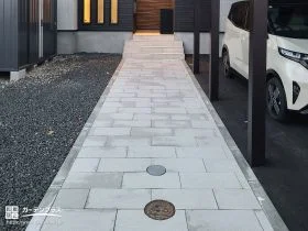 玄関まわりに自然な高級感を添える玄関アプローチ[施工後]