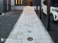 玄関まわりに自然な高級感を添える玄関アプローチ