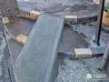 スロープを設け自転車やバイクを押しての通行を便利に