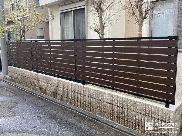 お手入れが大変な植栽を撤去し目隠しフェンスを設置した工事