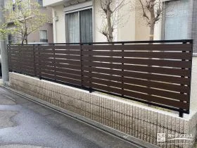 お手入れが大変な植栽を撤去し目隠しフェンスを設置した工事