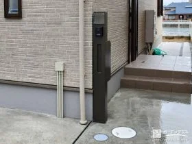 ポールタイプでスリムに機能をまとめた門柱[施工後]