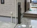 ポールタイプでスリムに機能をまとめた門柱