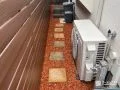 温かみのあるカラーの化粧砂利がポイントの犬走り