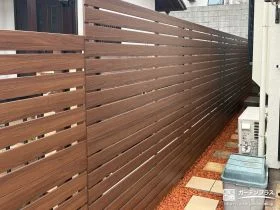 木目調で優しくお隣さんとの敷地を区切るフェンス設置工事