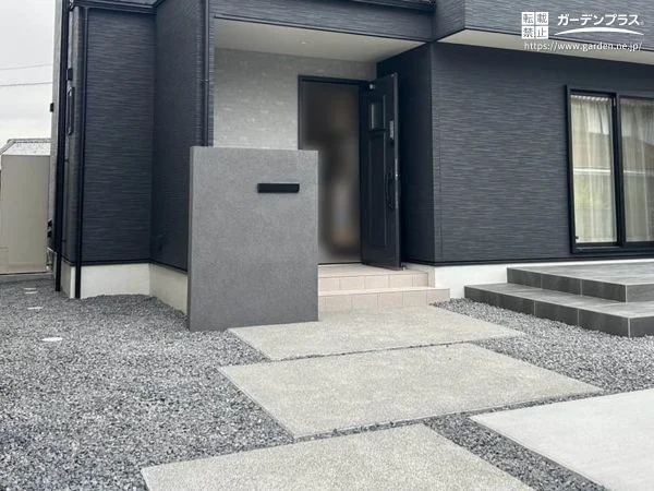 白銀比を意識した美しい玄関アプローチ