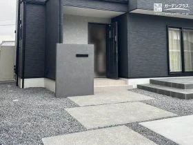 白銀比を意識した美しい玄関アプローチ[施工後]