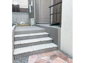 ナチュラルな外構にも馴染む浮き階段のデザイン[施工後]