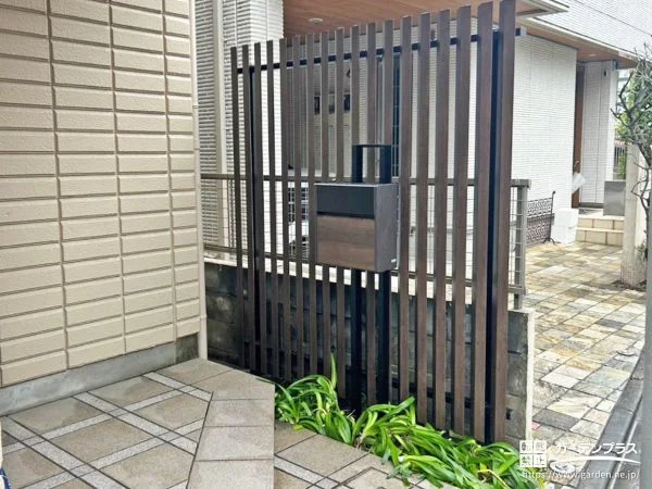 プライバシーと美観を両立する木調の目隠しフェンス設置工事