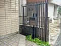 プライバシーと美観を両立する木調の目隠しフェンス設置工事